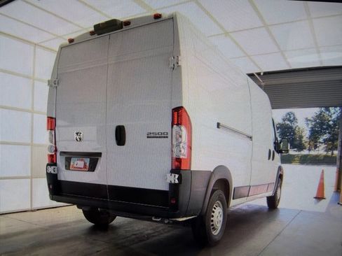 Used 2025 RAM ProMaster 2500 w/ Convenience Group FWD image 5