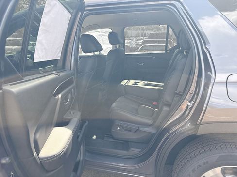 Certified 2025 Honda Pilot EX-L image 9
