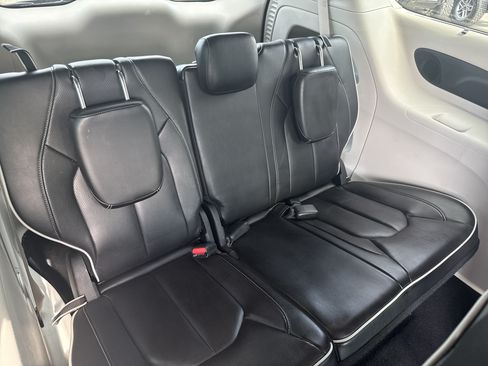 Used 2023 Chrysler Pacifica Limited FWD image 17