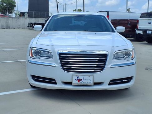 Used 2014 Chrysler 300 RWD image 4