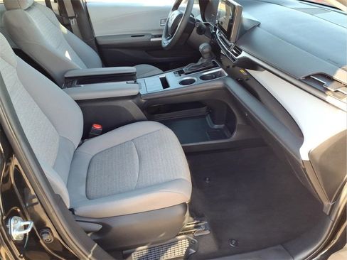 Used 2025 Toyota Sienna LE image 16