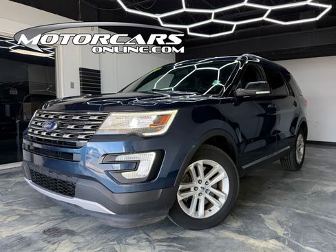 Used 2017 Ford Explorer XLT image 1