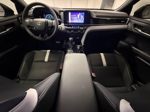 Used 2025 Toyota Camry SE w/ Convenience Package FWD image 17