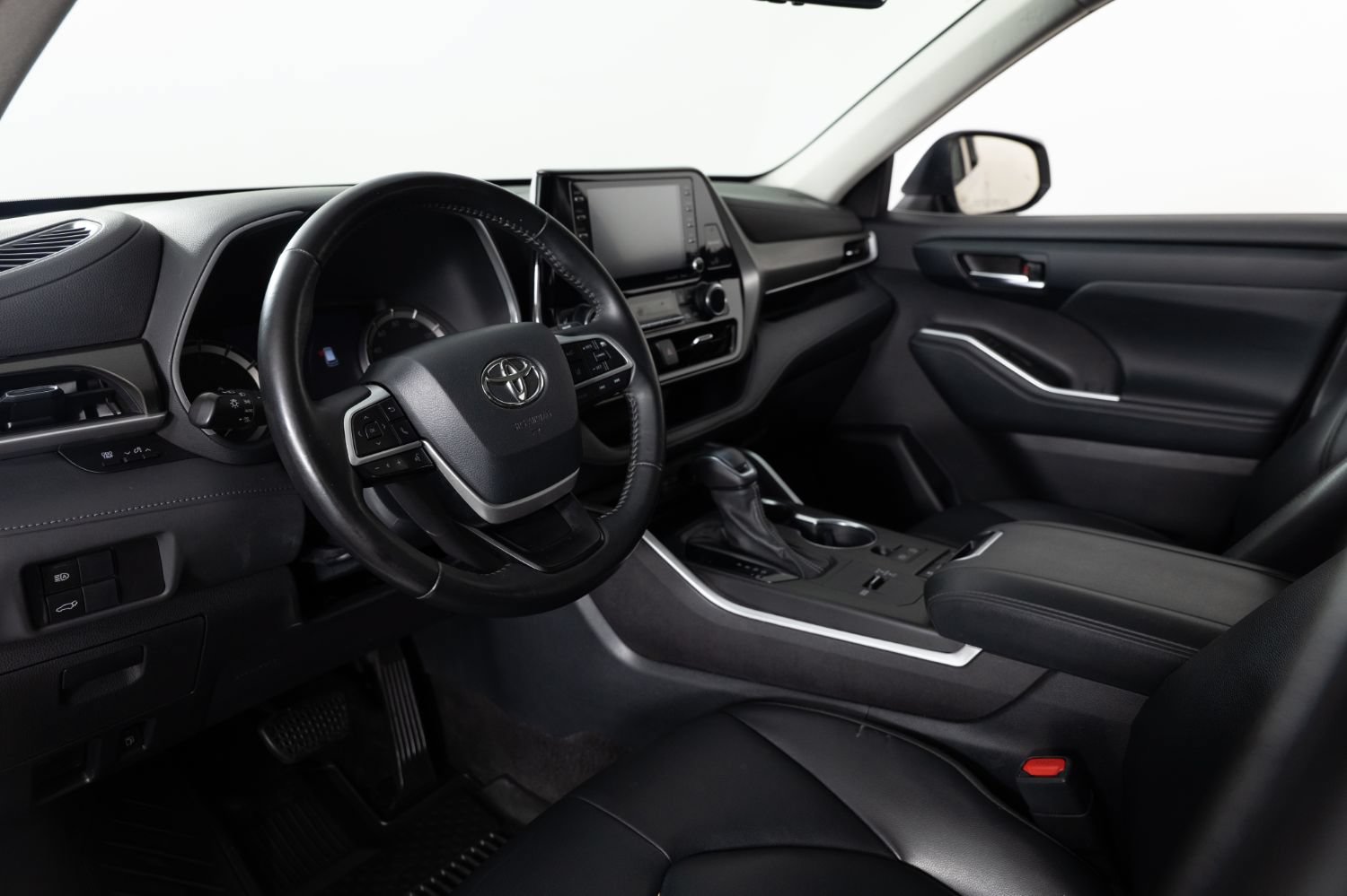 Used 2022 Toyota Highlander XLE FWD image 12
