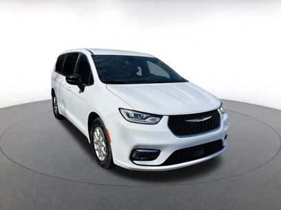 Used 2025 Chrysler Pacifica Select