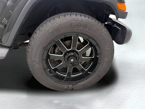 Used 2018 Jeep Wrangler Unlimited Sahara w/ Dual Top Group AWD/4WD image 13