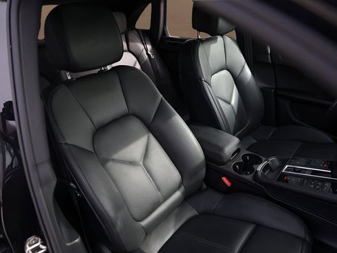 Used 2025 Porsche Macan image 31