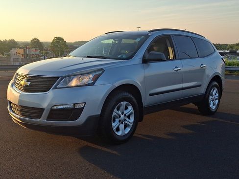 Used 2017 Chevrolet Traverse LS FWD image 3