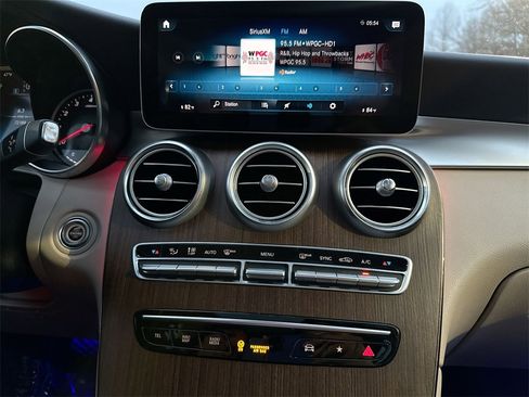 Used 2020 Mercedes-Benz GLC 300 4MATIC w/ Parking Assistance Package image 17