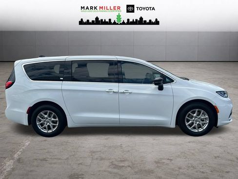 Used 2025 Chrysler Pacifica Select FWD image 6