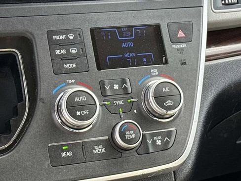Used 2020 Toyota Sienna Limited Premium image 22