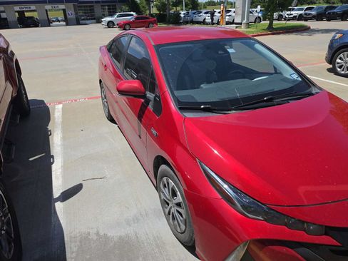 Used 2021 Toyota Prius Prime XLE FWD image 3