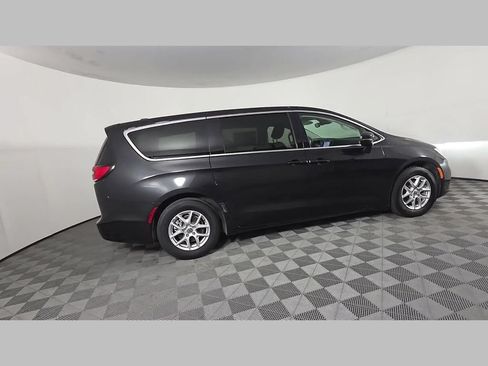 Used 2023 Chrysler Pacifica Touring-L FWD image 37