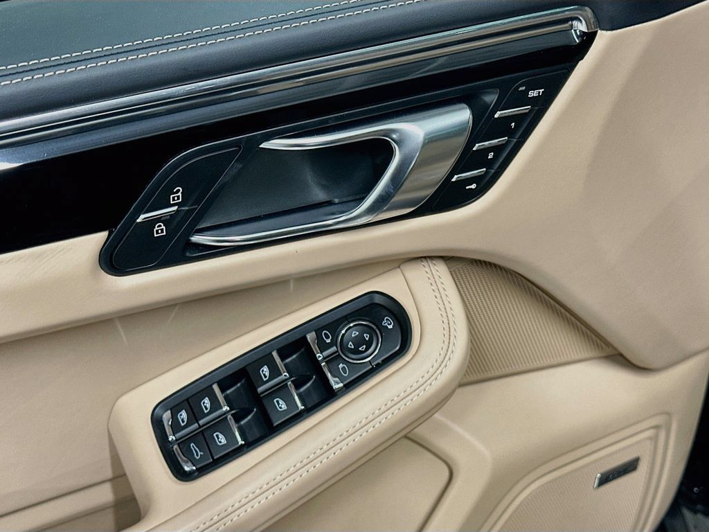 Certified 2025 Porsche Macan AWD/4WD image 19