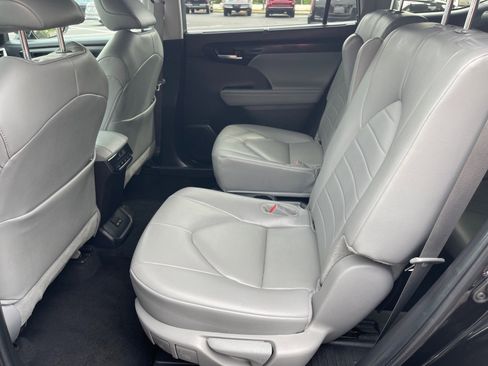 Used 2024 Toyota Highlander XLE FWD image 12