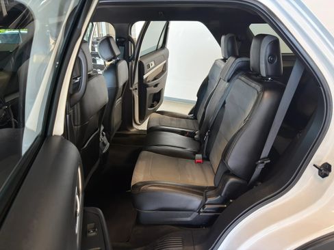 Used 2017 Ford Explorer XLT w/ Equipment Group 202A AWD/4WD image 17