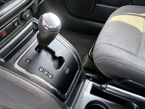 Used 2016 Jeep Patriot Latitude AWD/4WD image 15
