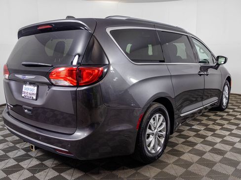 Used 2018 Chrysler Pacifica Touring-L image 16