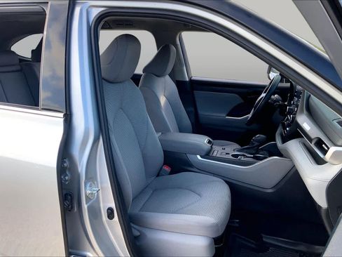 Used 2022 Toyota Highlander L FWD image 9