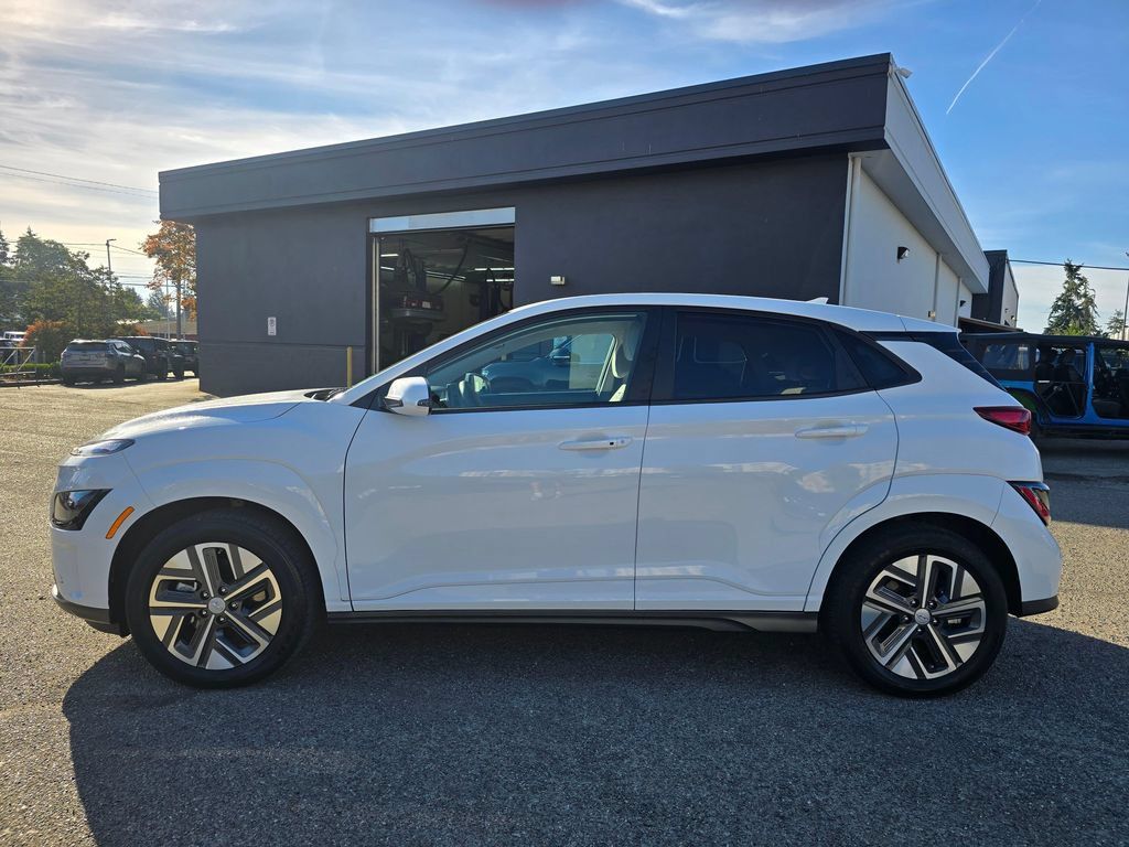 Used 2023 Hyundai Kona SE FWD image 3
