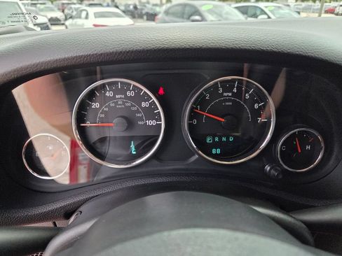 Used 2018 Jeep Wrangler Unlimited Sahara w/ Connectivity Group AWD/4WD image 32