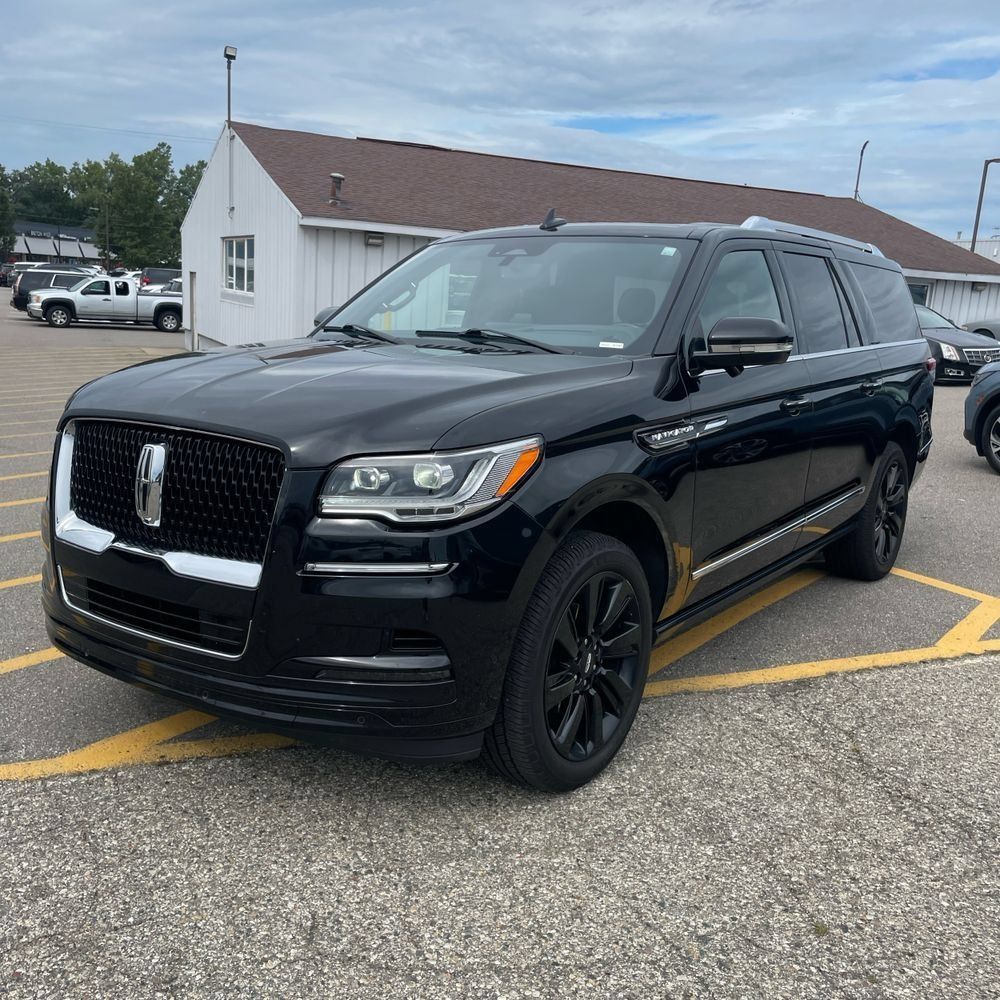 Used 2022 Lincoln Navigator L Reserve AWD/4WD image 2