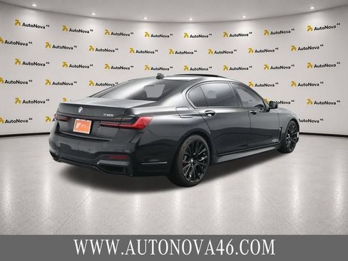 Used 2022 BMW 740i w/ M Sport Package RWD image 9