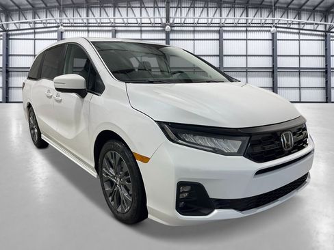 New 2026 Honda Odyssey Touring image 9
