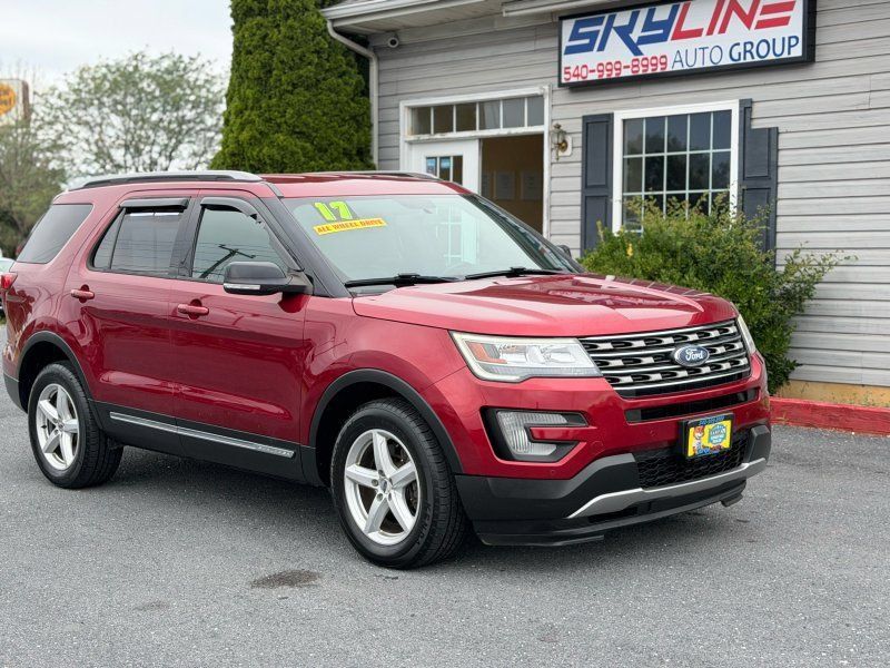 Used 2017 Ford Explorer XLT w/ Equipment Group 202A AWD/4WD image 4