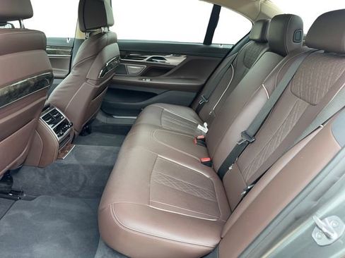 Used 2018 BMW 740i image 10