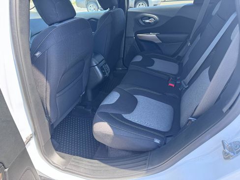 Used 2018 Jeep Cherokee Latitude w/ Cold Weather Group AWD/4WD image 13