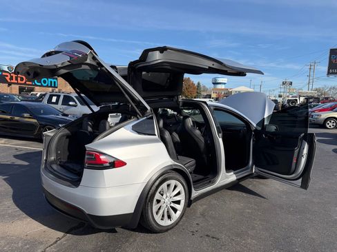 Used 2018 Tesla Model X 75D image 41