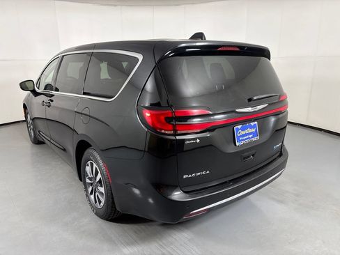 Used 2023 Chrysler Pacifica Touring-L FWD image 6