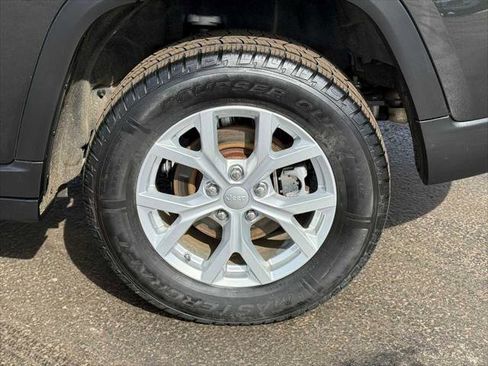 Certified 2024 Jeep Grand Cherokee Limited w/ Luxury Tech Group II image 9