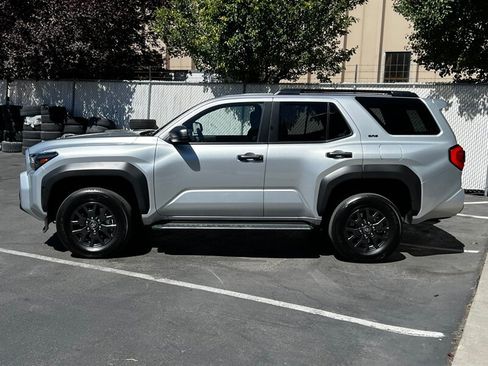 Used 2025 Toyota 4Runner SR5 AWD/4WD image 4