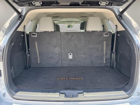 Used 2023 Toyota Highlander Bronze Edition FWD image 12