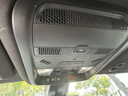 Used 2025 Cadillac XT6 Premium Luxury image 27