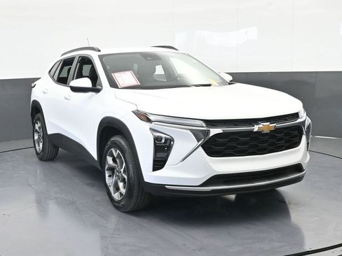 Used 2025 Chevrolet Trax LT w/ LT Convenience Package image 9