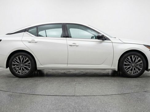 Used 2025 Nissan Altima 2.5 SV image 11