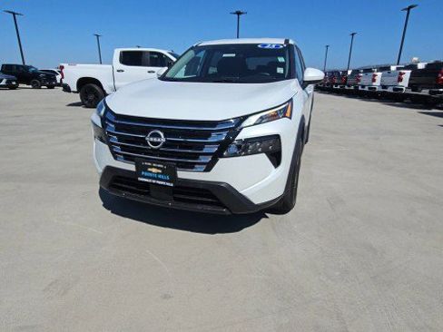 Used 2025 Nissan Rogue SV FWD image 3