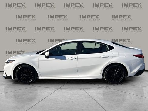 Used 2025 Toyota Camry SE image 2