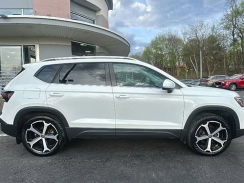 Used 2025 Volkswagen Taos SEL AWD/4WD image 5