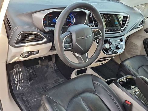 Used 2022 Chrysler Pacifica Touring-L image 10