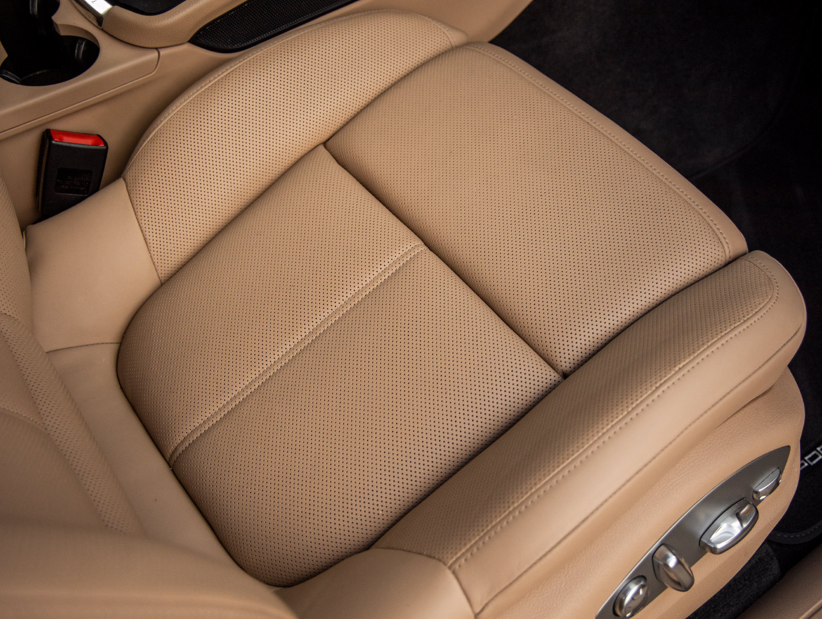 Certified 2024 Porsche Macan AWD/4WD image 43