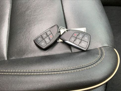 Used 2023 GMC Yukon SLT w/ SLT Premium Package image 13