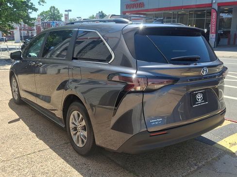 Used 2025 Toyota Sienna LE FWD image 4