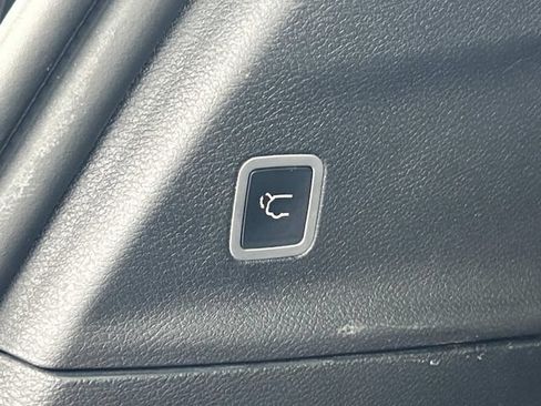 Used 2018 Chrysler Pacifica Limited w/ Advanced Safetytec Group FWD image 12
