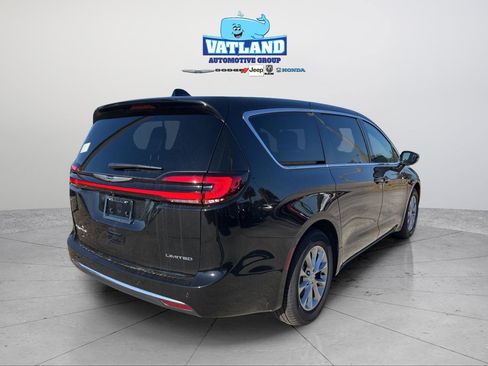 New 2026 Chrysler Pacifica Limited image 4