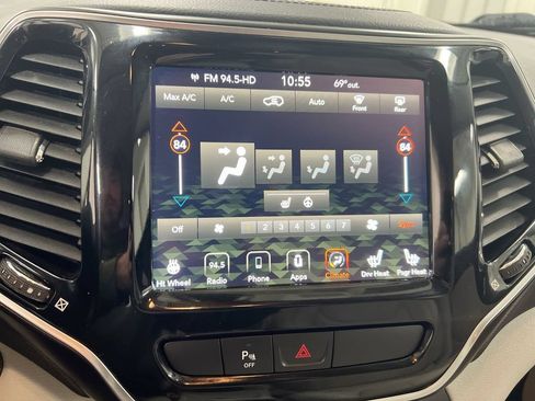 Used 2019 Jeep Cherokee Limited AWD/4WD image 16
