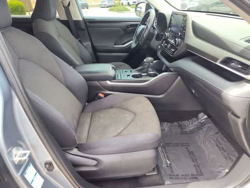 Used 2022 Toyota Highlander LE AWD/4WD image 18